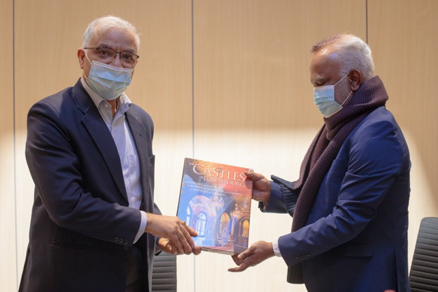 L’ambassadeur indien Santosh Jha reçoit un livre sur les châteaux luxembourgeois comme cadeau de bienvenue de Selvaraj Alagumalai, président de l’Indian Association Luxembourg. (Photo: Matic Zorman/ Maison Moderne)