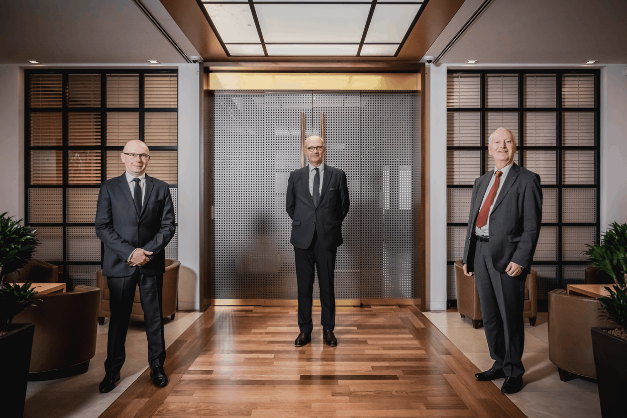 De gauche à droite, Alain Siegrist, Administrateur Délégué CAMCA Assurance et Réassurance, Guy Van den Bosch, Chief Executive Officer CALI Europe, et Claude Wirion, Directeur du Commissariat aux Assurances. Photo: Jan Hanrion / Maison Moderne Publishing SA)