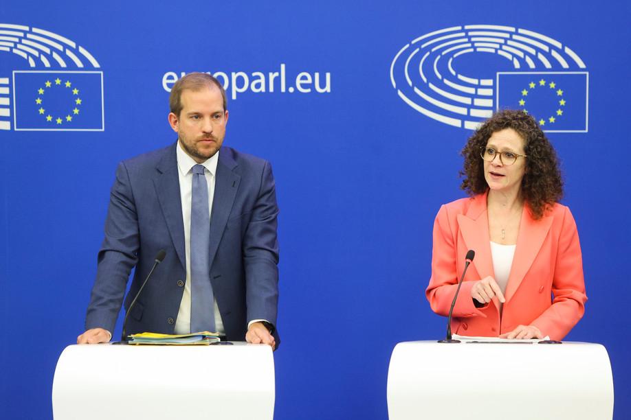 Pega committee chair Jeroen Lenaers (EPP) and rapporteur Sophie in ‘t Veld (Renew) during a press conference on 9 May presenting the inquiry’s report and recommendations. Photo: European Union 2023 / EP / Fred Marvaux