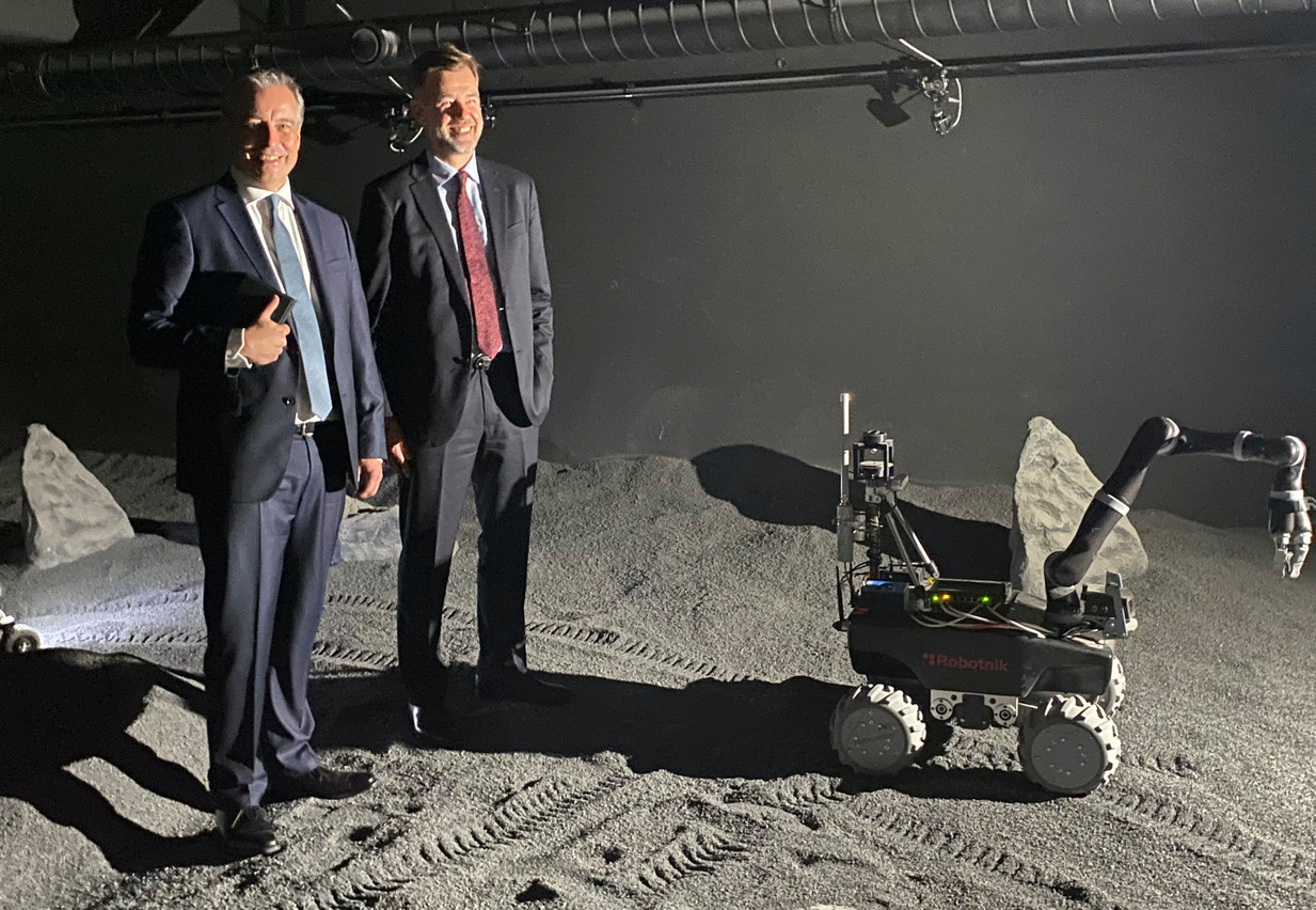 Claude Meisch et Franz Fayot ont posé pour la postérité sur le sol lunaire du premier lab luxembourgeois de l’espace, après avoir présenté le Space Campus. (Photo: Maison Moderne)