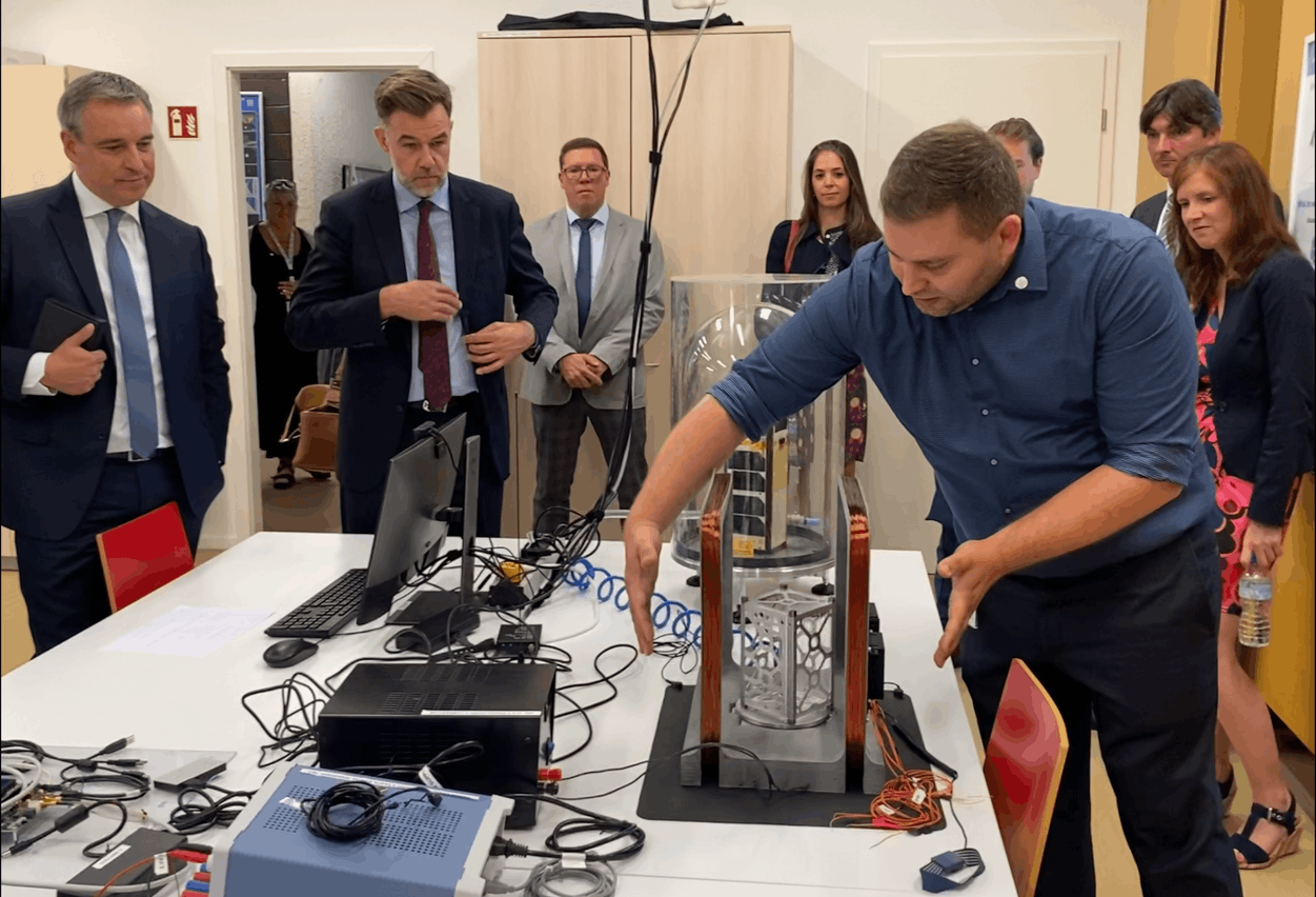 Les deux ministres ont visité les cinq labs de l’espace – sur notre photo, celui des CubeSats –, une infrastructure unique au monde, aujourd’hui installée au Kirchberg, mais sur le campus de Belval demain. (Photo: Maison Moderne)