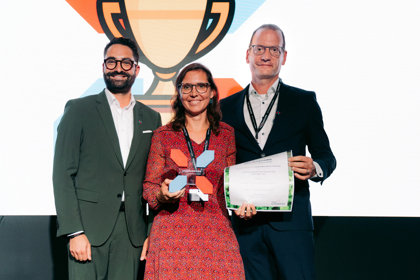 From left to right: Éric Thill, minister for Culture and minister of State for Tourism; Laure Lanners, winner of the “10-letter challenge”; Peter Hengel, vice-president of Luxembourg for Tourism. (Photo: Meco)