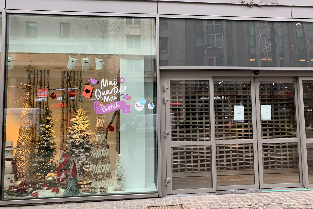 En attendant que le pop-up store de 200m 2  trouve preneur, la Ville de Luxembourg et l’UCVL ont demandé à la boutique du quartier Just Home de veiller à une décoration des vitrines. (Photo: Paperjam)