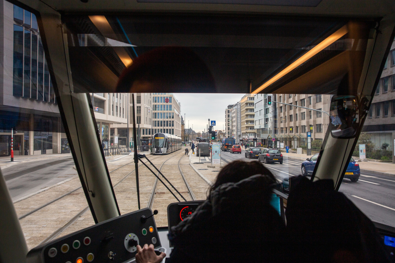 La cadence d’un tramway toutes les quatre minutes est une réalité sur la ligne aux heures pleines, mais elle sera diminuée de moitié sur le tronçon entre le Lycée Bouneweg et la Cloche d’Or à cause du passage du tram sur une seule voie. (Photo: Romain Gamba/Maison Moderne)