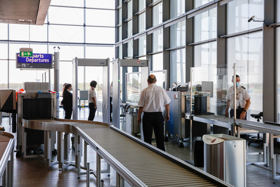 The security check at Luxembourg Findel airport. Romain Gamba / Maison Moderne