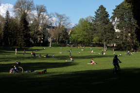 Au parc Kinnekswiss, on tente de préserver la distanciation sociale de deux mètres. ((Photo: Matic Zorman / Maison Moderne))