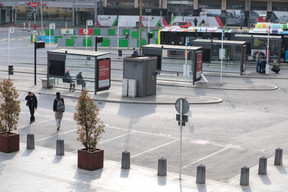 Sur le parvis de la gare ((Photo: Matic Zorman / Maison Moderne))