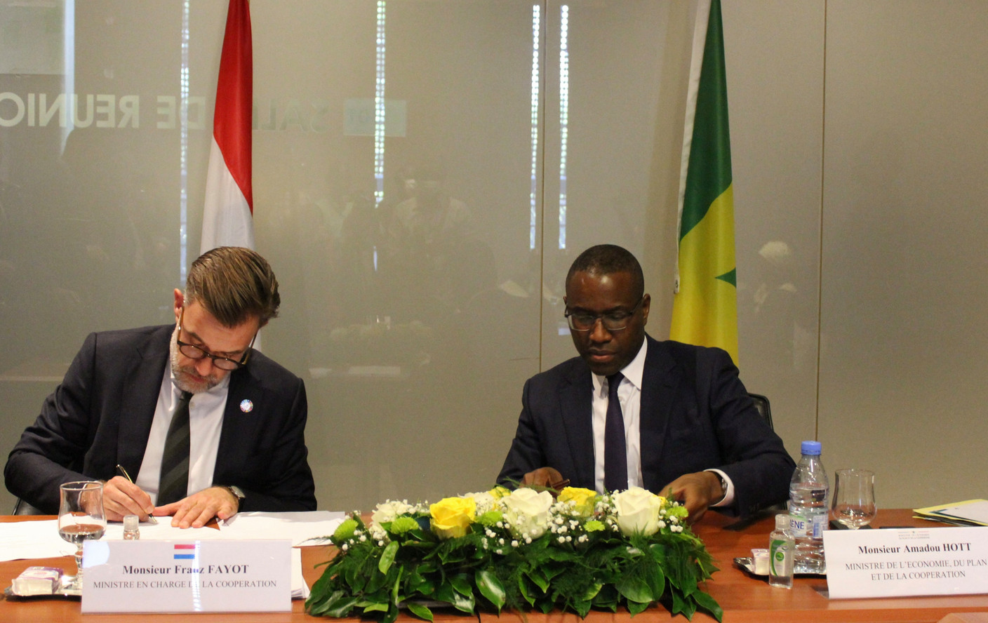 Cooperation and humanitarian action minister Franz Fayot met with Amadou Hott, Senegal's economy minister and pledged additional financial assistance for education and the improvement of medical assistance. Photo: MAEE