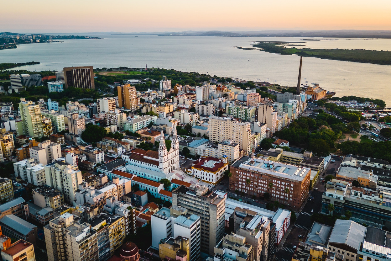 “Over half the global population lives in cities, generating 80% of total economic output and accounting for 70% of global CO2 emissions,” the World Bank points out in its press release. Hence, the gap fund, which focuses on cities. Pictured: Porto Alegre (Brazil), one beneficiary of the EIB fund. Photo: Shutterstock