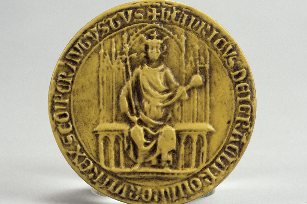 Sceau de l’empereur Henri VII, comte de Luxembourg. Reproduction en faïence. (Photo: Lëtzebuerg City Museum)