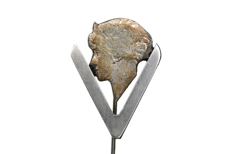 Le profil de la Grande-Duchesse Charlotte orne une épingle de la résistance avec le signe de la victoire, collection Lëtzebuerg City Museum. (Photo: Lëtzebuerg City Museum)