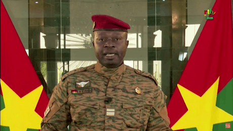 Le nouveau président du Burkina Faso, le lieutenant-colonel Paul-Henri Sandaogo Damiba.  (Capture d’écran: Radiodiffusion télévision du Burkina)