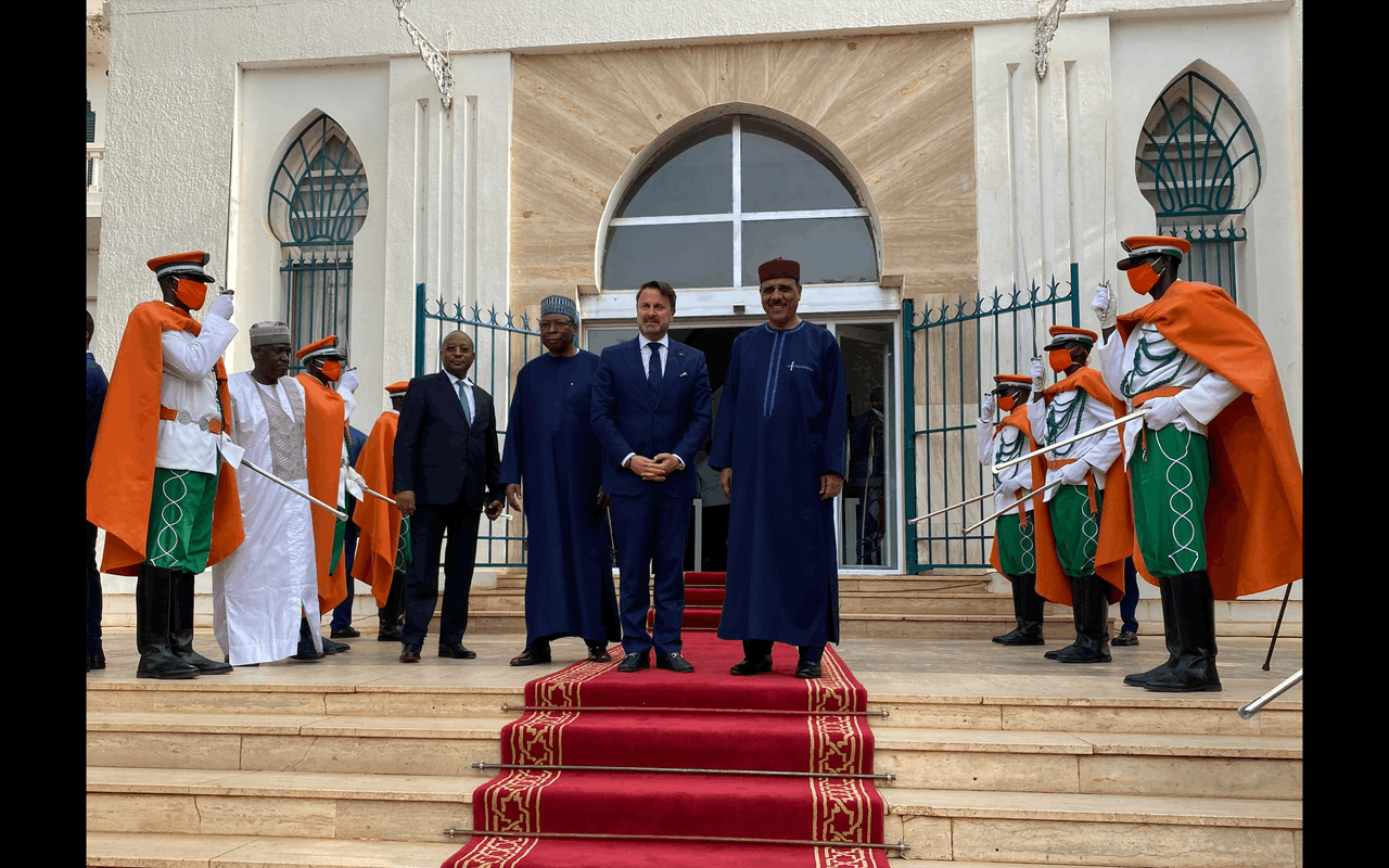 From l-r Niger’s prime minister Ouhoumoudou Mahamadou, prime minister Xavier Bettel, president Mohamed Bazoum at the presidential palace in Niamey Photo: Abigail Okorodus