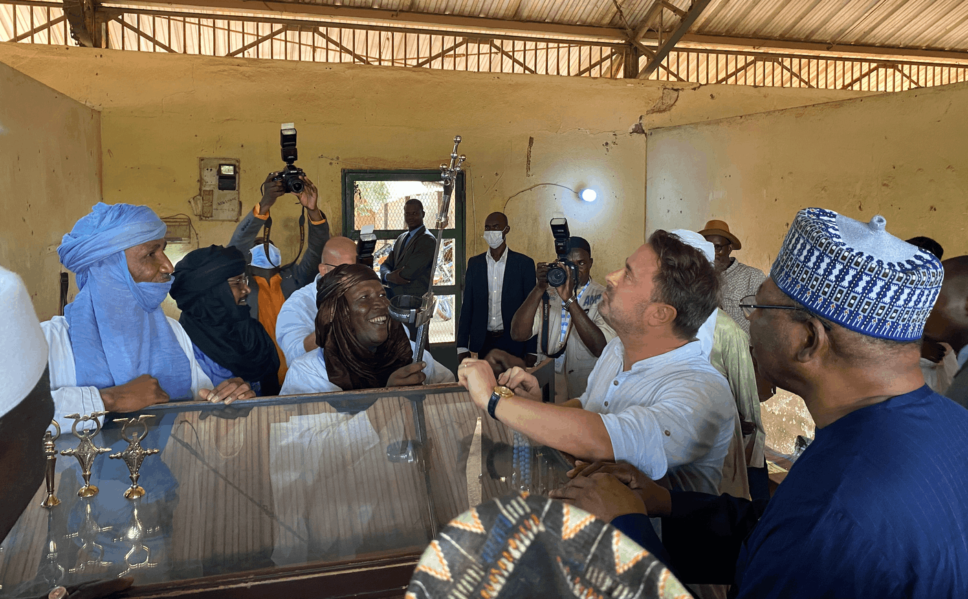 The delegation at the Wadata artisanal village funded by Luxembourg AO