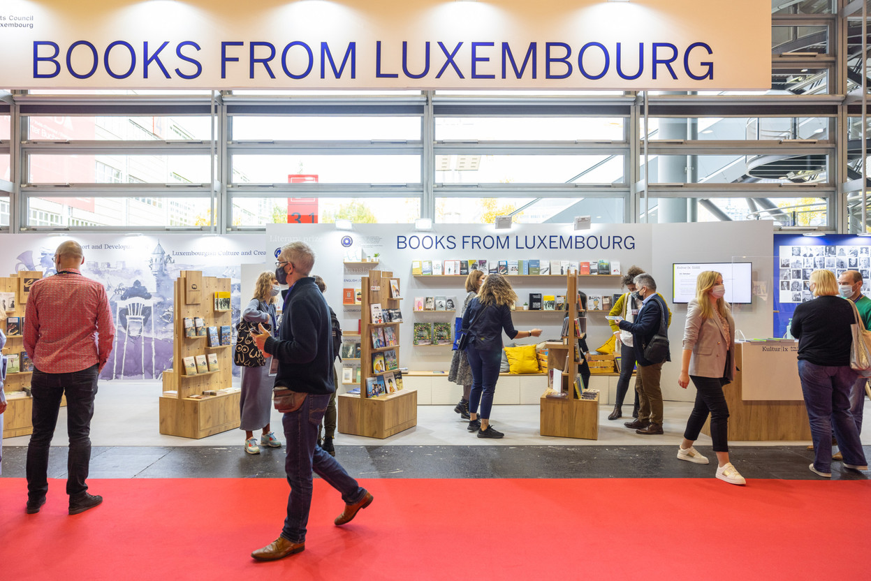 “Being present at Frankfurt Book Fair is important for us as a small publishing house, not only to showcase Luxembourgish books abroad but also to cultivate existing contacts with foreign publishing houses.” The photo above was taken at the Luxembourg booth during a previous book fair. Photo: Kultur|lx – Lynn Theisen 