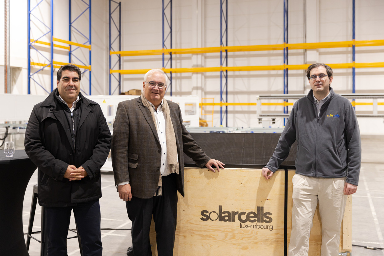 Socom’s chief financial officer Alfredo Tavares, accompanied by board chair Marc Thein and his son Michel Thein, managing director of Solarcells: the three of them unveiled the first “Made in Luxembourg” units manufactured in Hollerich. Photo: Romain Gamba/Maison Moderne