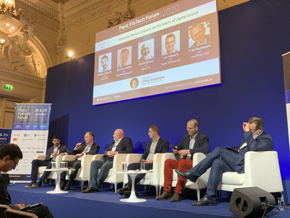 Le CEO de Clearstream, Stephan Leithner (ici avec le micro), et le CEO de Tokeny (4e à partir de la gauche) ont vanté les charmes du Luxembourg dans les problématiques liées à la blockchain et aux assets digitaux. (Photo: Paperjam)