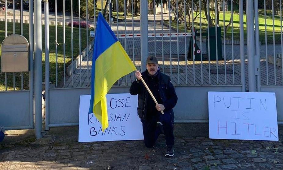  Mark Kitchell at the gates of the Russian embassy in Luxembourg on Sunday afternoon, 27 February  Mark Kitchell