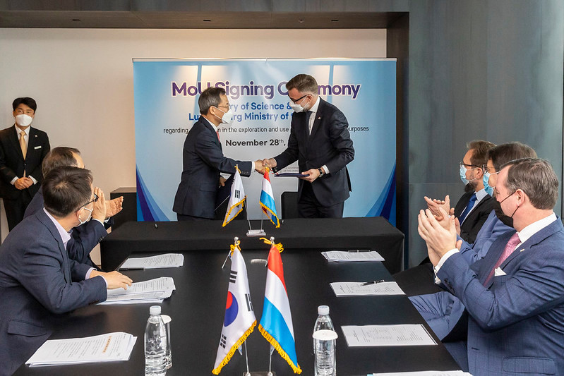 Minister of science and ICT of South Korea Jong-ho Lee shaking hands with Luxembourg economy minister Franz Fayot after the signing on Monday. Photo: SIP / Julien Warnand