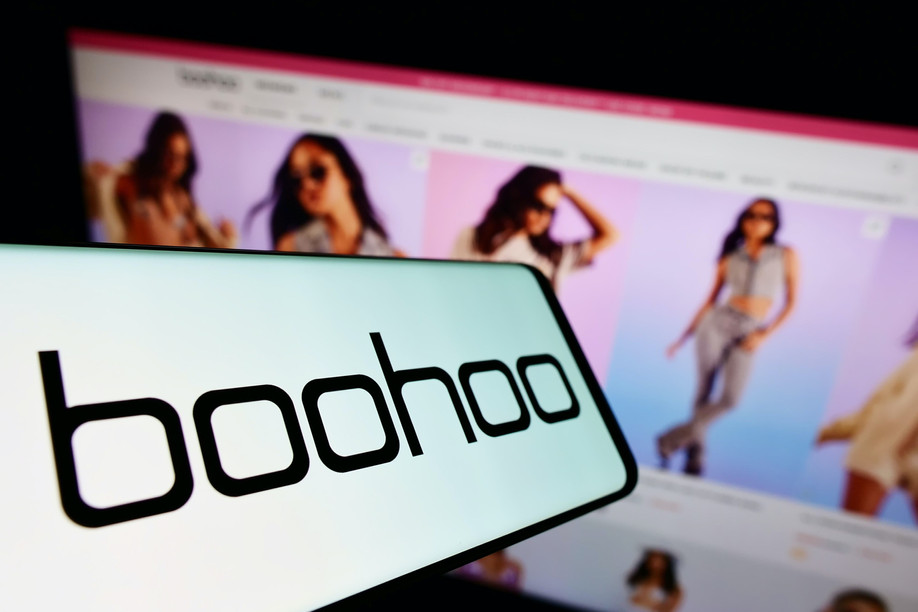 In mid-2020, a journalist's investigation revealed that Boohoo, the leader in ultra-fast fashion, paid its suppliers very poorly and did not protect them against covid. Its stock has plunged from £435 to less than £100 since the beginning of the year. (Photo: Shutterstock)
