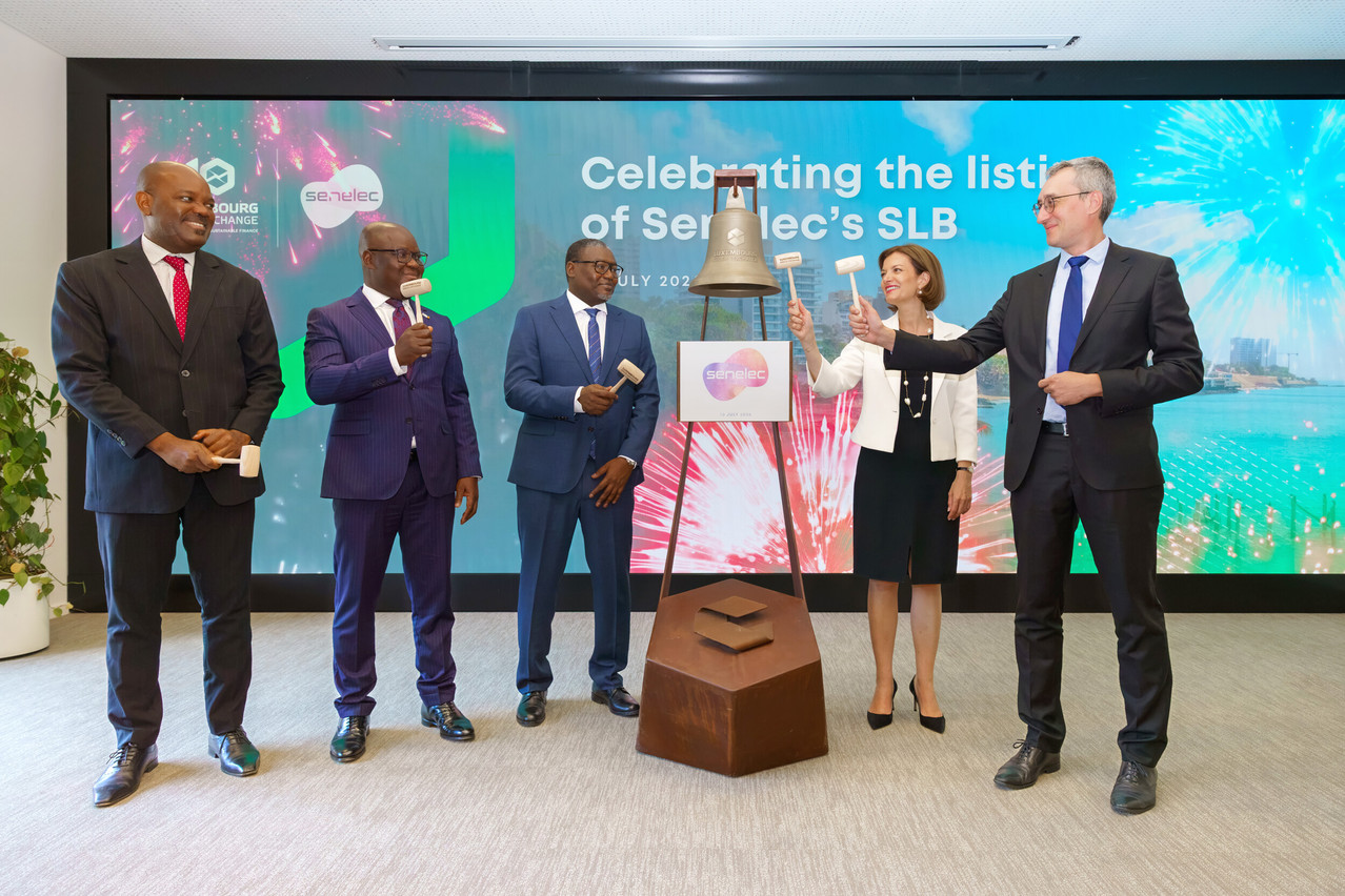 Julie Becker, CEO of the Luxembourg Stock Exchange, pictured here alongside, amongst others, Papa Toby Gaye, managing director of Senelec (first on the left of the bell). (Photo: Luxembourg Stock Exchange)