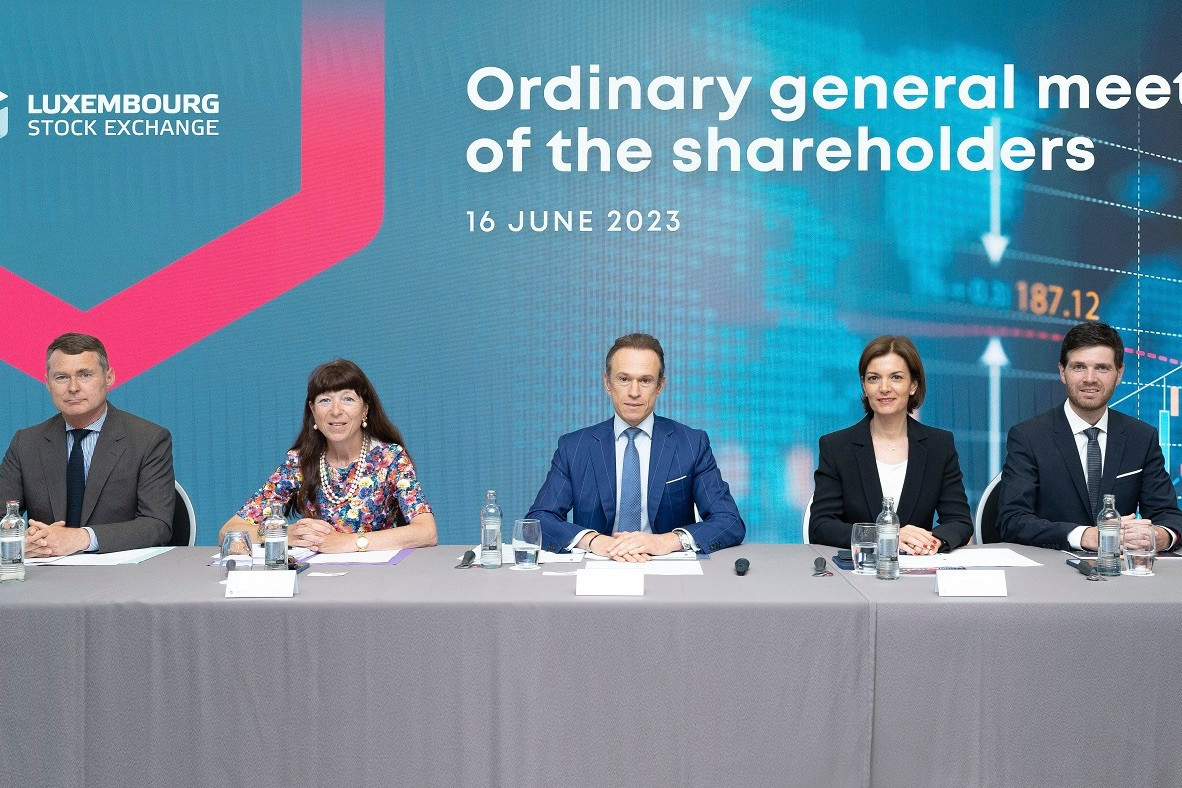 Pictured at the Luxembourg Stock Exchange’s annual general meeting on 16 June, from left to right: Arnaud Jacquemin (member of LuxSE’s board of directors), Françoise Thoma, (vice-President of LuxSE’s board of directors), Alain Kinsch (president of LuxSE’s board of directors), Julie Becker (CEO of LuxSE) and Pierre Schoonbroodt (CFO of LuxSE). Photo: Luxembourg Stock Exchange