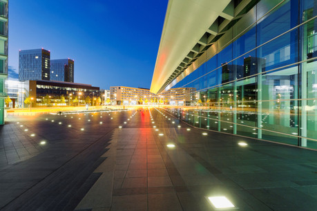 Luxembourg, Luxembourg City, m odern buildings at the Place de l ’ Europe at night . (Photo: Getty Images )