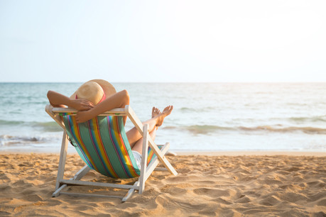 Transats, sable et parasols seront installés place du Théâtre cet été. (Photo: Shutterstock)