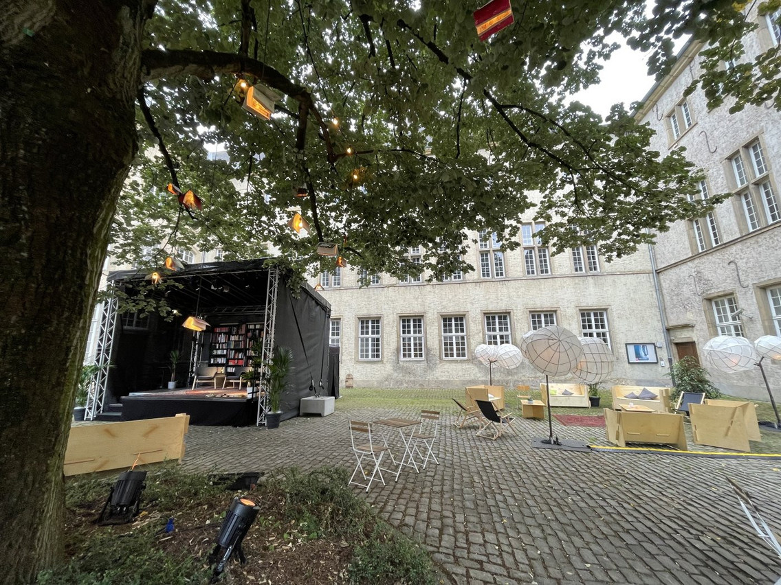 «D’Stad liest», bibliothèque éphémère située à côté de la cathédrale, sera ouverte du 18 août au 12 septembre 2021. (Photo : Ville de Luxembourg)