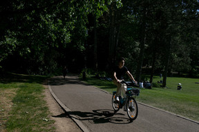 Bicycles must use the park along Boulevard Prince Henri.  ((Photo: Matic Zorman / Modern House))