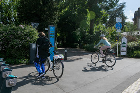 Une zone de cohabitation entre piétons et vélos a été délimitée dans le parc. (Photo: Matic Zorman / Maison Moderne)