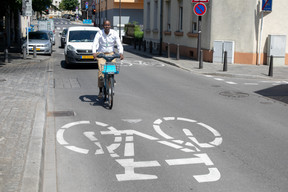 In these “cycling streets” – here rue Irmine – bicycles have priority and cars and buses are prohibited from overtaking them.  ((Photo: Matic Zorman / Modern House))