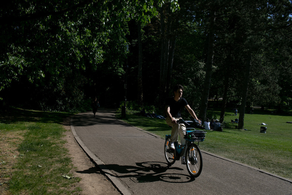 Les vélos doivent emprunter le parc qui longe le boulevard Prince Henri. (Photo: Matic Zorman / Maison Moderne)