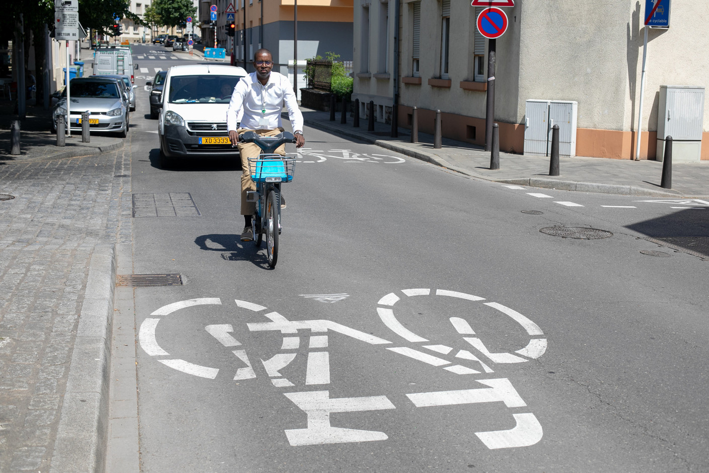 Dans ces «rues cyclables» – ici rue Irmine –, les vélos sont prioritaires et interdiction est faite aux voitures et bus de les doubler. (Photo: Matic Zorman / Maison Moderne)