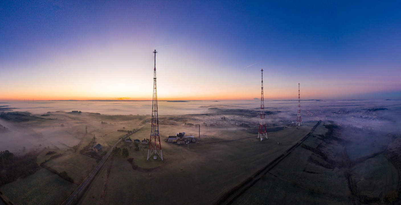 Antennes – Par-delà la brume et les nuages, les poteaux de l’émetteur de Junglinster se dressent dans une atmosphère irréelle. (Photo: John Oesch)