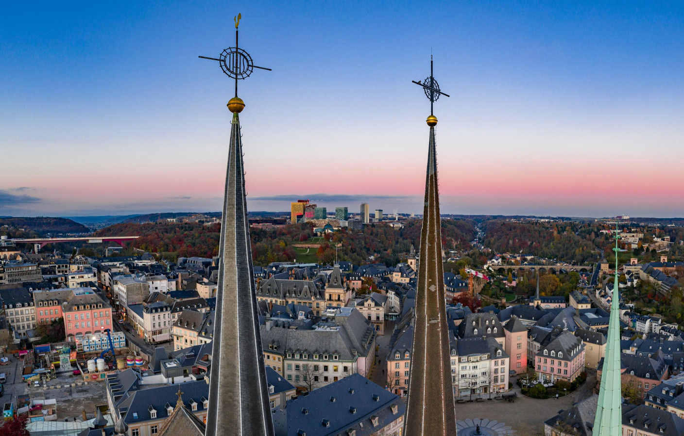 Contraste – Depuis les cloches de Notre-Dame, les toits de la ville haute et du palais grand-ducal contrastent avec la modernité du Kirchberg en arrière-plan. (Photo: John Oesch)