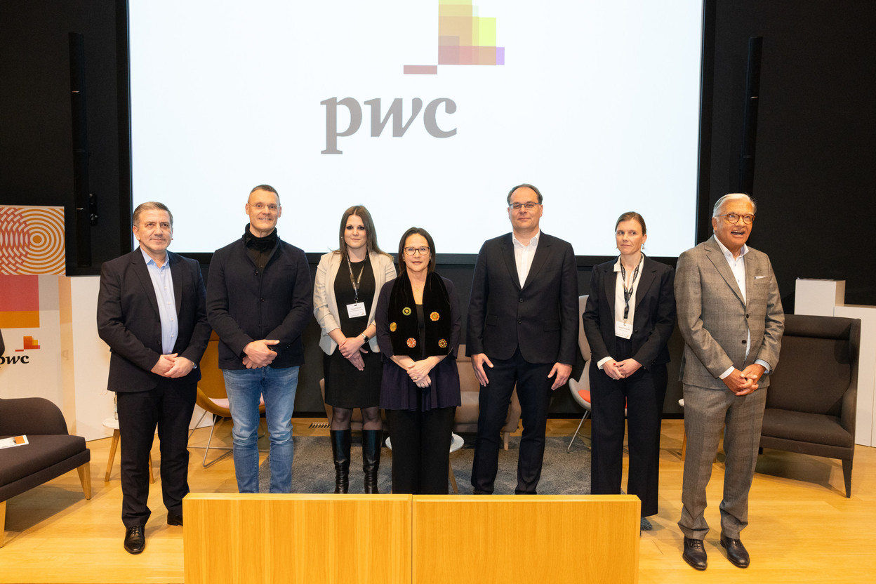 Thierry Labro (Paperjam), Gille Feith (Luxair), Margaux Cristini (Moxy Luxembourg), Yuriko Backes (ministry of mobility and public works, DP), Alexander Flassak (Lux-Airport), Camille Thevelin (Jetfly) and Laurent Mosar (MP and alderman, CSV). Photo: Eva Krins/Maison Moderne