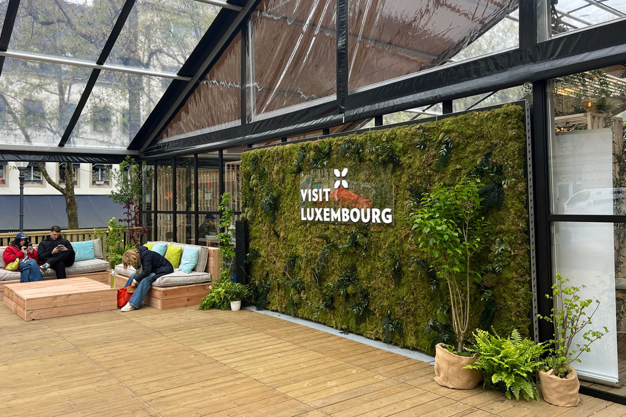 Despite the chilly weather this Friday, the sofas in front of the Visit Luxembourg stands had already attracted tourists.  Photo: Emilio Naud/Maison Moderne