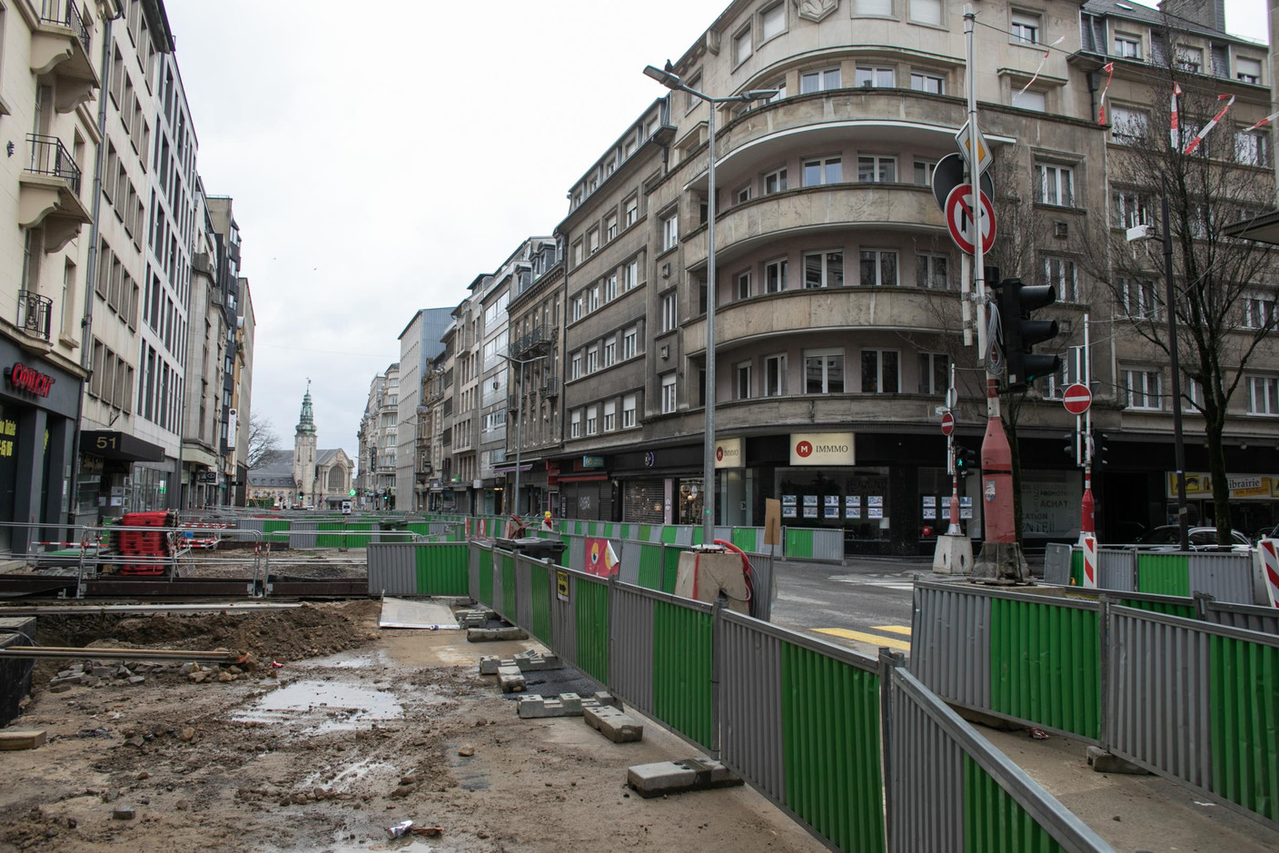 Comme tous les autres chantiers du pays, le chantier du tram et de ses aménagements en infrastructures a été suspendu sur l’avenue de la Liberté. (Photo: Matic Zorman)