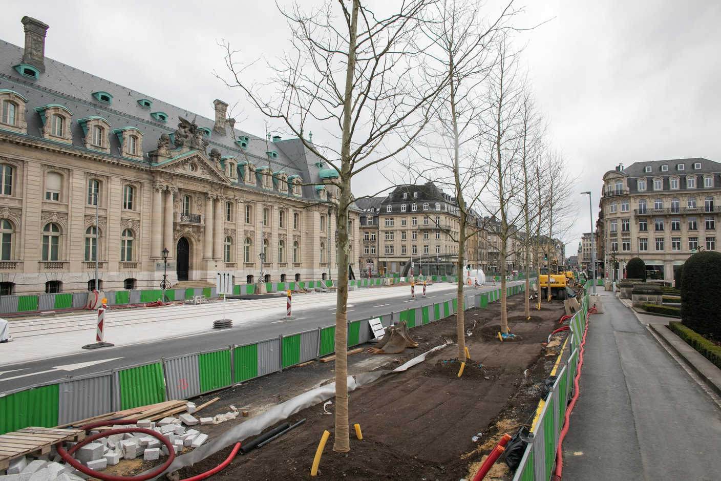 Face au bâtiment de la Spuerkeess, la plantation des nouveaux arbres en vue de l’arrivée du tram témoigne d’un travail suspendu. (Photo: Matic Zorman)
