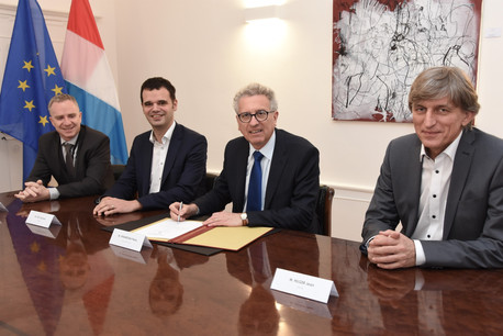 Luxhub a reçu sa licence des mains de Pierre Gramegna le 1 er mars 2019 . (Photo: Luxhub)