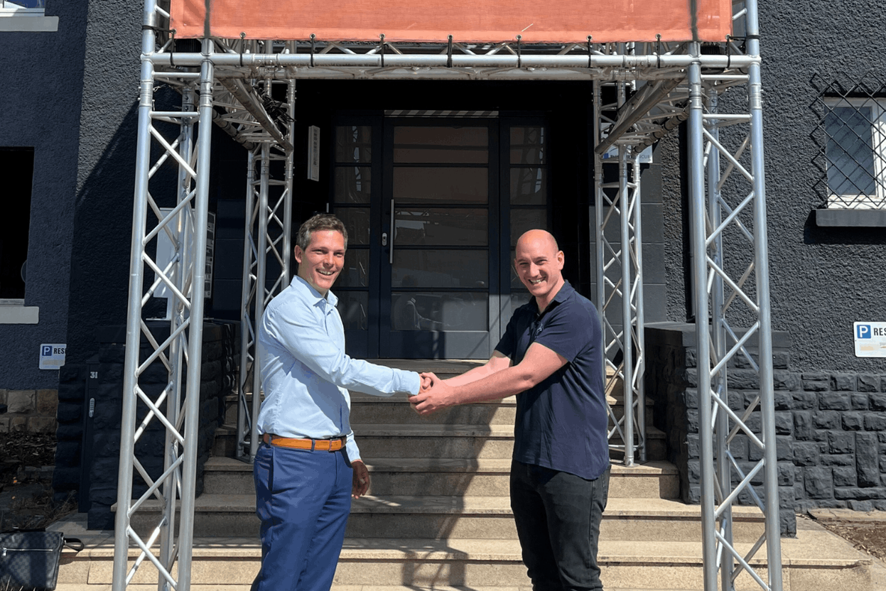 Alban Rousset from LuxProvide, a leading provider of high-performance computing solutions, and Grégory Nain from DataThings, a cutting-edge technology company specializing in data analytics, shaking hands at the start of their new collaboration. (Photo: LuxProvide)