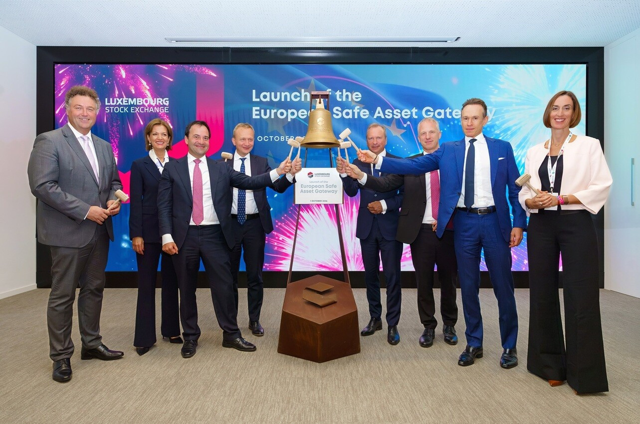 From left to right: Arnaud Delestienne (LuxSE), Julie Becker (LuxSE), Kalin Anev Janse (European Stability Mechanism), Piotr Serafin (European Commission), Gilles Roth (Luxembourg Government), Marco Zimmermann (European Investment Bank), Alain Kinsch (LuxSE) and Laetitia Hamon (LuxSE). (Photo: Luxembourg Stock Exchange)