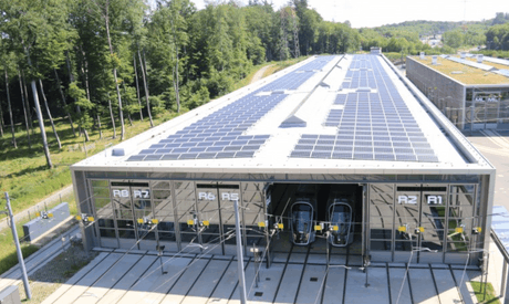 Depuis septembre, 4.500m² de panneaux solaires ont été installés sur le toit du centre de remisage du tram. De quoi produire l’équivalent de la consommation de 122 ménages. (Photo: Luxtram)