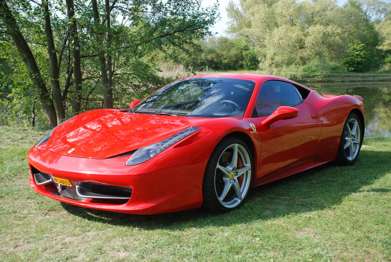The Ferrari amendment, tabled at the initiative of Italian MEPs, will allow car manufacturers selling between 1,000 and 10,000 vehicles per year to benefit from an extra year to switch to 100% electric.   (Photo: Le Club GT/Archives)