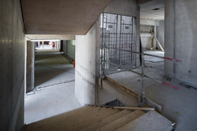 À l’intérieur des cages d’escaliers, un ascenseur est introduit pour l’accès aux PMR. (Photo: Nader Ghavami)