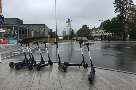 Dans un communiqué de presse, la Ville précise qu’elle «se réserve le droit de faire enlever tous les véhicules qui encombreraient l’espace public ou qui constitueraient un danger pour les autres usagers de la voie publique, plus particulièrement pour les piétons ou les personnes à mobilité réduite.» (Photo: Mike Zenari/archives)