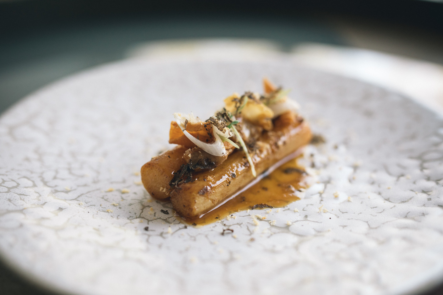 Mélanges de textures et de saveurs, explorations techniques et apports exotiques rendent la cuisine de Cyril Molard exceptionnelle à bien des niveaux…   Maison Moderne