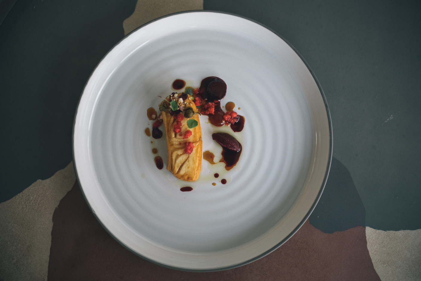 Mélanges de textures et de saveurs, explorations techniques et apports exotiques rendent la cuisine de Cyril Molard exceptionnelle à bien des niveaux…   Maison Moderne