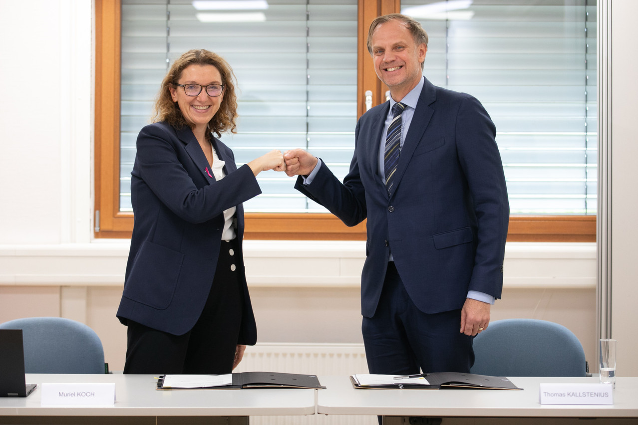Nuxe Group Managing Director Muriel Koch signed the €834,000 partnership with Thomas Kallstenius, CEO of LIST. (Photo: Guy Wolff/Maison Moderne)